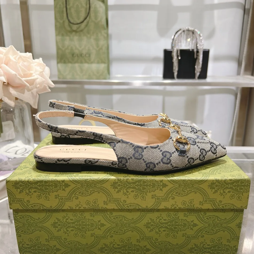 👟👟Ex-factory price 440👟👟 (genuine leather sole +40) Gucci Original GG canvas adds dazzling essence to these slingback pumps. Brown leather piping and light gold-toned hardware are complemented by beige and brown graphics. The pointed toe, elasticated straps and low heel all work together to create a comfortable fit. Upper: Made of first-layer imported patent cowhide/sheepskin lining. Outsole: Rubber non-slip outsole/genuine leather outsole. Size: 35-42 (34/41 42 customized, non-refundable)​
